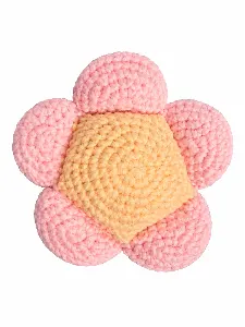 Gehaakte rammelaar bloem roze